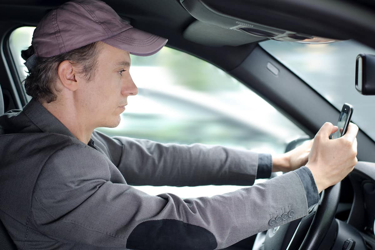 Evita usar tu celular mientras conduces y disminuye las probabilidades de un accidente